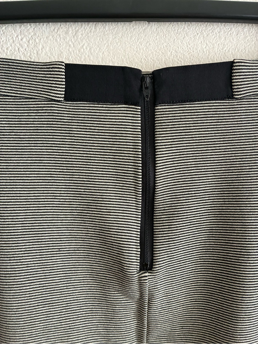 Alice +Olivia Black & White Stripped Pencil Mid Skirt 4 - Picture 7 of 10